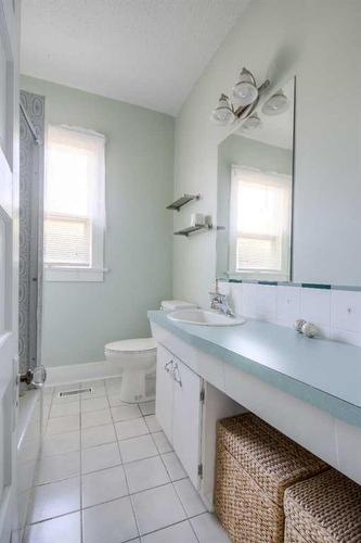 602 12C Street North, Lethbridge, AB - Indoor Photo Showing Bathroom