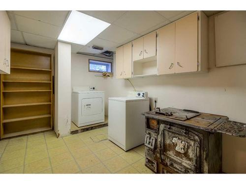 602 12C Street North, Lethbridge, AB - Indoor Photo Showing Laundry Room