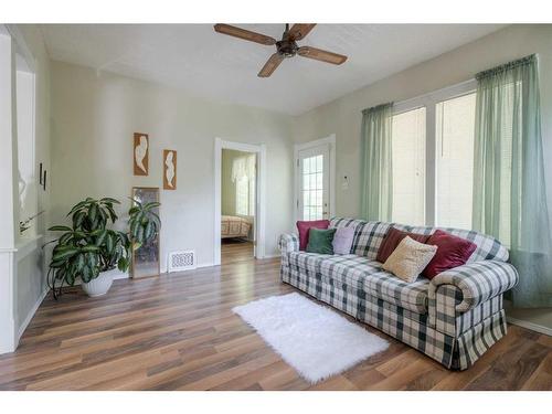 602 12C Street North, Lethbridge, AB - Indoor Photo Showing Living Room