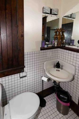 806 7 Avenue South, Lethbridge, AB - Indoor Photo Showing Bathroom