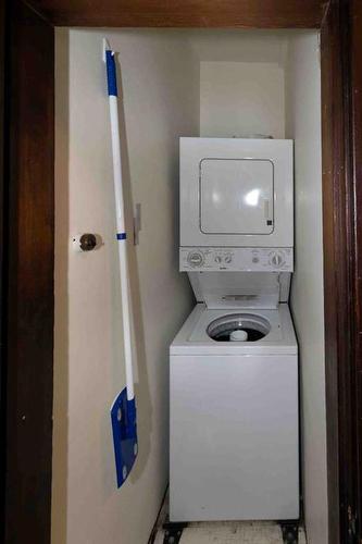 806 7 Avenue South, Lethbridge, AB - Indoor Photo Showing Laundry Room