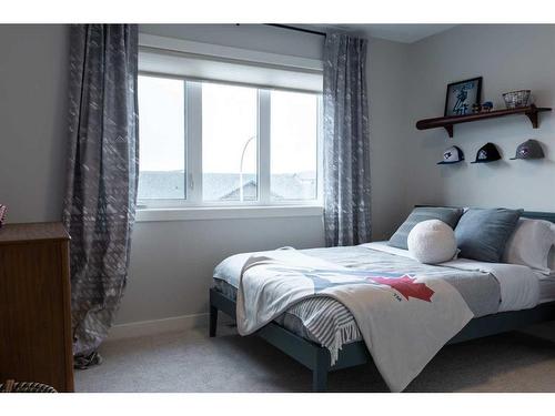 39 Rivergrove Lane West, Lethbridge, AB - Indoor Photo Showing Bedroom