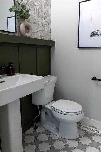 39 Rivergrove Lane West, Lethbridge, AB - Indoor Photo Showing Bathroom