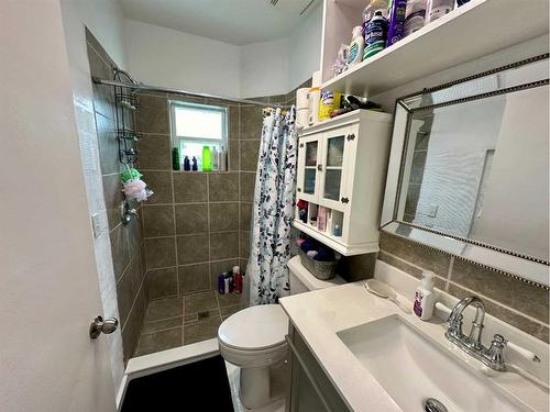 394 2 Avenue West, Cardston, AB - Indoor Photo Showing Bathroom