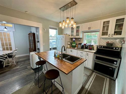 394 2 Avenue West, Cardston, AB - Indoor Photo Showing Kitchen With Double Sink