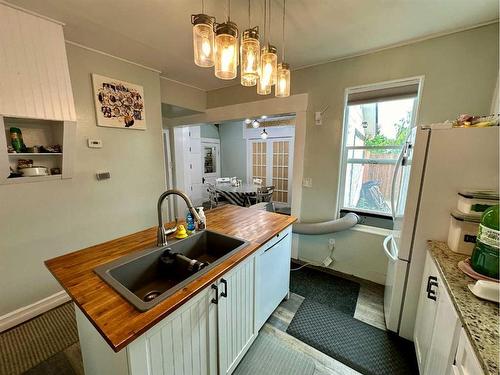 394 2 Avenue West, Cardston, AB - Indoor Photo Showing Kitchen With Double Sink