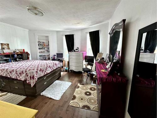 394 2 Avenue West, Cardston, AB - Indoor Photo Showing Bedroom