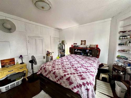 394 2 Avenue West, Cardston, AB - Indoor Photo Showing Bedroom