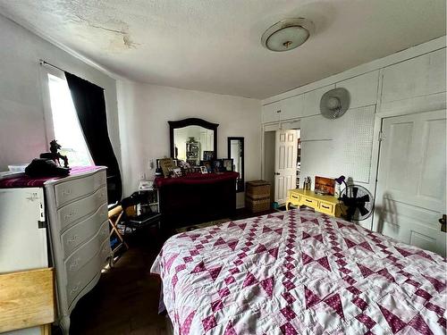 394 2 Avenue West, Cardston, AB - Indoor Photo Showing Bedroom