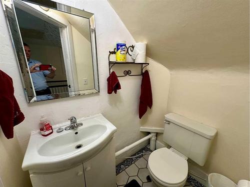 394 2 Avenue West, Cardston, AB - Indoor Photo Showing Bathroom