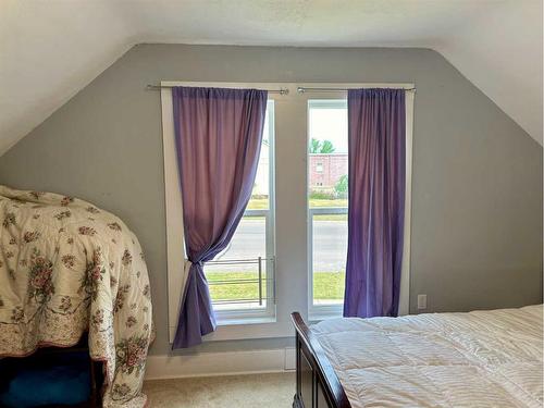 394 2 Avenue West, Cardston, AB - Indoor Photo Showing Bedroom