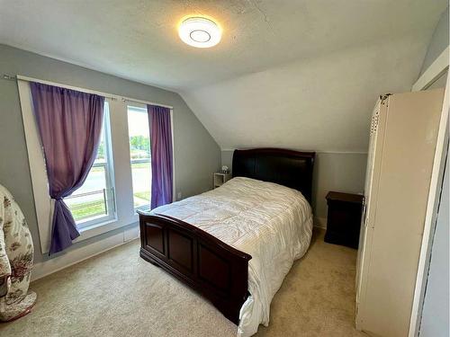 394 2 Avenue West, Cardston, AB - Indoor Photo Showing Bedroom