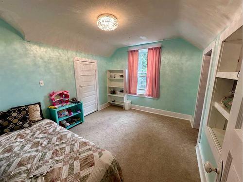 394 2 Avenue West, Cardston, AB - Indoor Photo Showing Bedroom