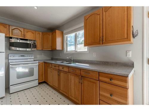 2614 21 Avenue South, Lethbridge, AB - Indoor Photo Showing Kitchen With Double Sink