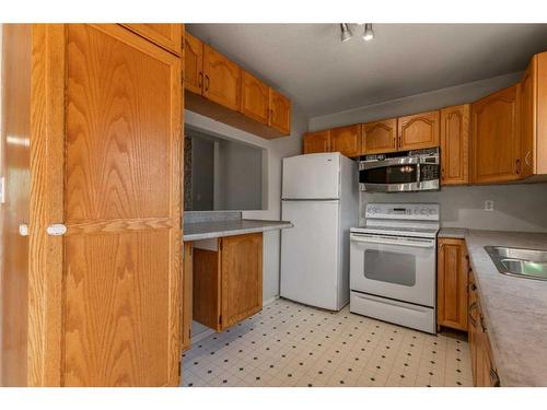 2614 21 Avenue South, Lethbridge, AB - Indoor Photo Showing Kitchen With Double Sink