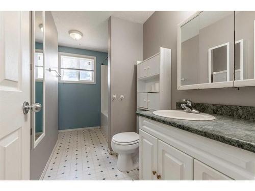 2614 21 Avenue South, Lethbridge, AB - Indoor Photo Showing Bathroom