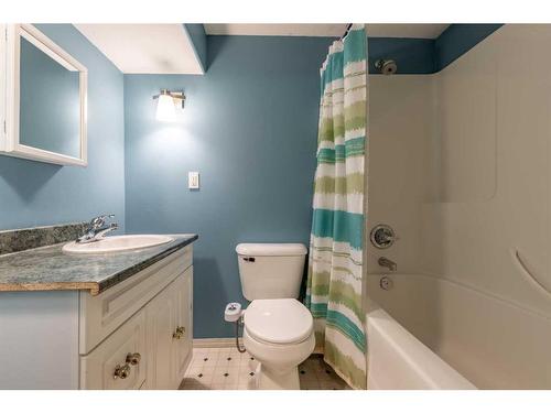 2614 21 Avenue South, Lethbridge, AB - Indoor Photo Showing Bathroom