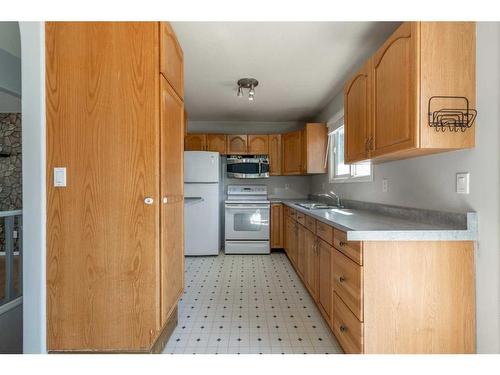 2614 21 Avenue South, Lethbridge, AB - Indoor Photo Showing Kitchen