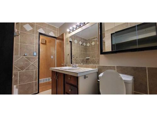 905 16 Street North, Lethbridge, AB - Indoor Photo Showing Bathroom