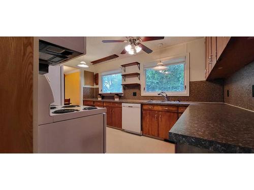 905 16 Street North, Lethbridge, AB - Indoor Photo Showing Kitchen