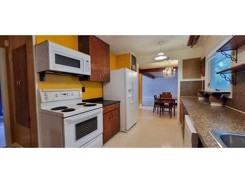 905 16 Street North, Lethbridge, AB - Indoor Photo Showing Kitchen