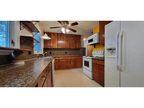 905 16 Street North, Lethbridge, AB - Indoor Photo Showing Kitchen