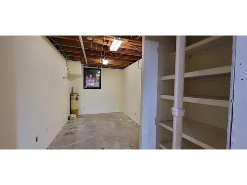 905 16 Street North, Lethbridge, AB - Indoor Photo Showing Basement