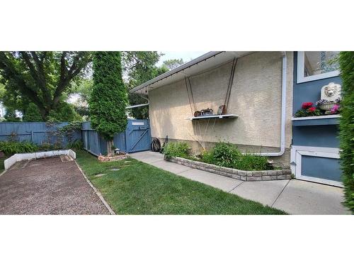 905 16 Street North, Lethbridge, AB - Outdoor