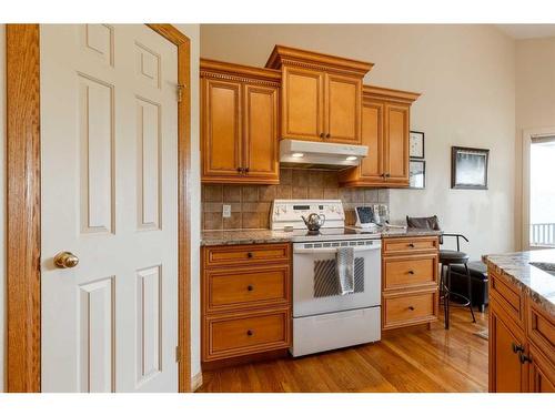 82 St James Crescent North, Lethbridge, AB - Indoor Photo Showing Kitchen