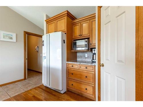 82 St James Crescent North, Lethbridge, AB - Indoor Photo Showing Kitchen