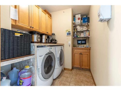 82 St James Crescent North, Lethbridge, AB - Indoor Photo Showing Laundry Room