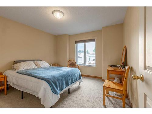 82 St James Crescent North, Lethbridge, AB - Indoor Photo Showing Bedroom