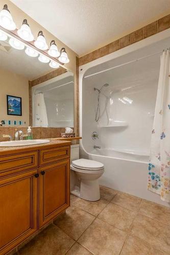 82 St James Crescent North, Lethbridge, AB - Indoor Photo Showing Bathroom