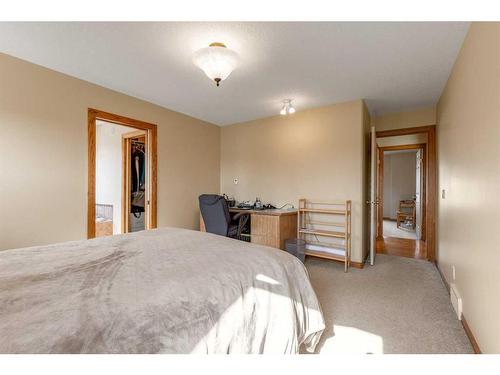 82 St James Crescent North, Lethbridge, AB - Indoor Photo Showing Bedroom