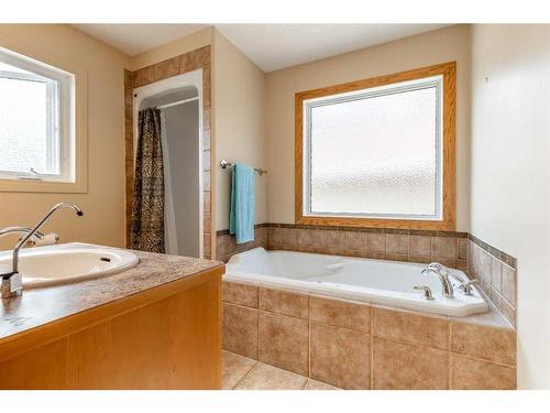 82 St James Crescent North, Lethbridge, AB - Indoor Photo Showing Bathroom