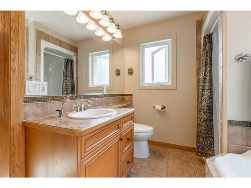 82 St James Crescent North, Lethbridge, AB - Indoor Photo Showing Bathroom