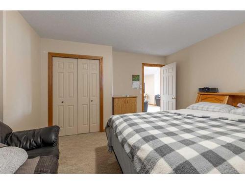 82 St James Crescent North, Lethbridge, AB - Indoor Photo Showing Bedroom