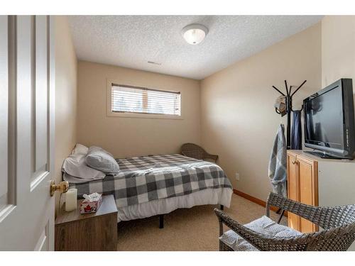 82 St James Crescent North, Lethbridge, AB - Indoor Photo Showing Bedroom