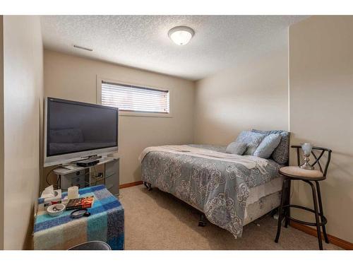 82 St James Crescent North, Lethbridge, AB - Indoor Photo Showing Bedroom