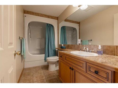 82 St James Crescent North, Lethbridge, AB - Indoor Photo Showing Bathroom