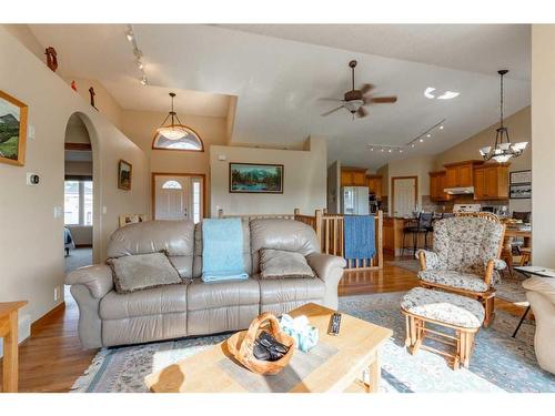 82 St James Crescent North, Lethbridge, AB - Indoor Photo Showing Living Room