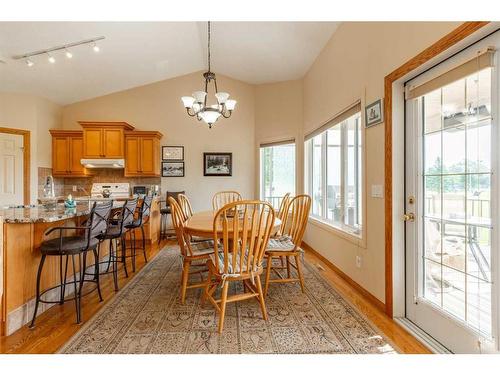 82 St James Crescent North, Lethbridge, AB - Indoor Photo Showing Dining Room