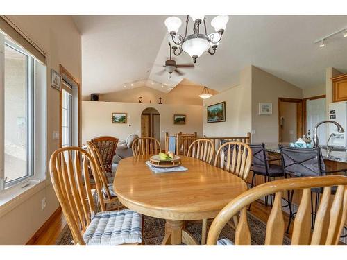 82 St James Crescent North, Lethbridge, AB - Indoor Photo Showing Dining Room