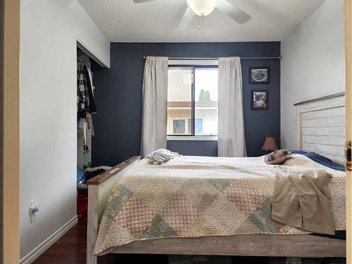 2008 Palm Road South, Lethbridge, AB - Indoor Photo Showing Bedroom