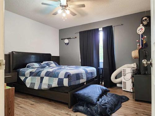 2008 Palm Road South, Lethbridge, AB - Indoor Photo Showing Bedroom