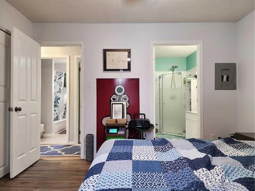 2008 Palm Road South, Lethbridge, AB - Indoor Photo Showing Bedroom