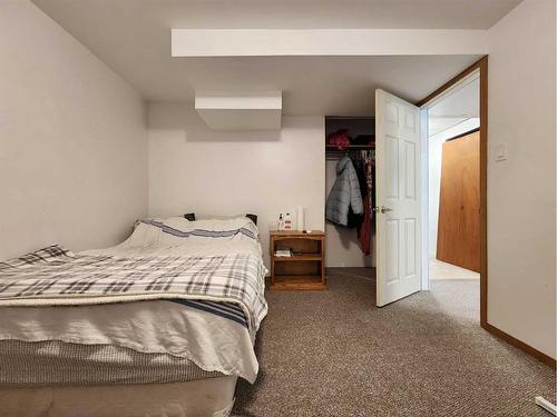 2008 Palm Road South, Lethbridge, AB - Indoor Photo Showing Bedroom