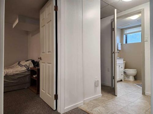 2008 Palm Road South, Lethbridge, AB - Indoor Photo Showing Bathroom