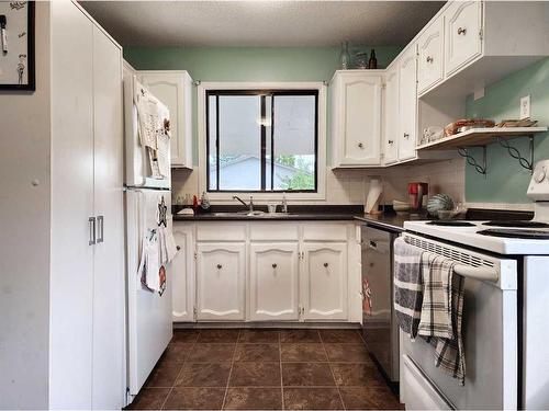 2008 Palm Road South, Lethbridge, AB - Indoor Photo Showing Kitchen