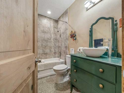 208 3 Street, Warner, AB - Indoor Photo Showing Bathroom